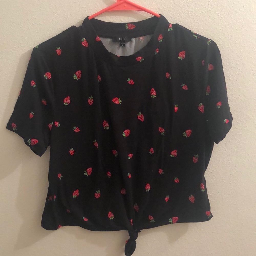 Black strawberry top with a knot